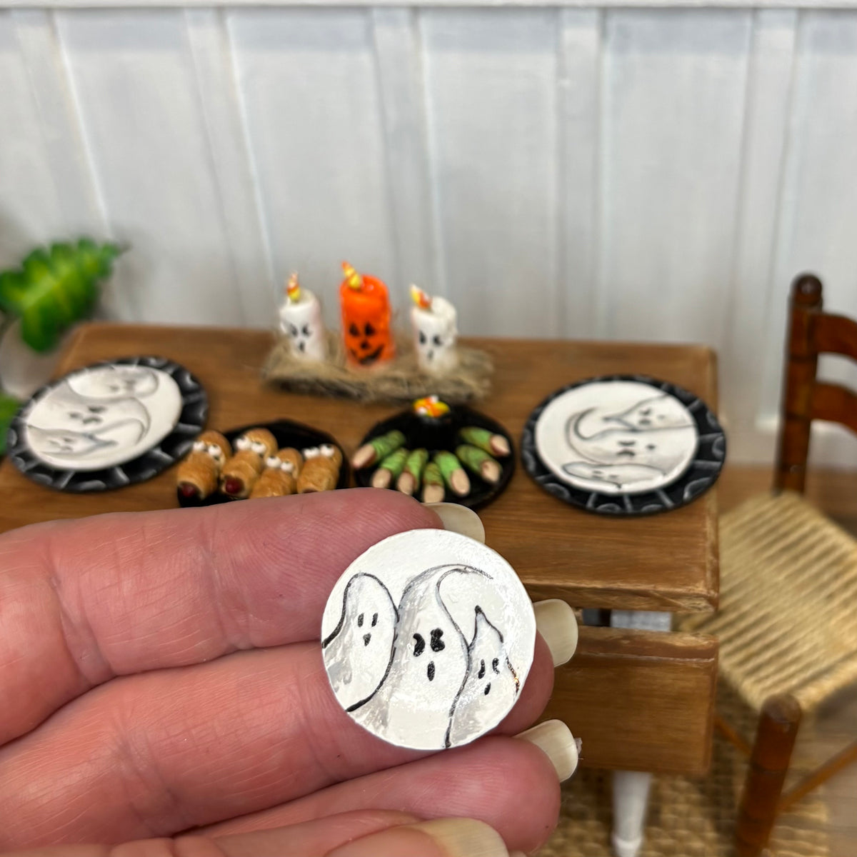 1:12 Scale Halloween Ghost Plates & Chargers – Hand Painted Miniature Dollhouse Dinnerware, Spooky Table Decor