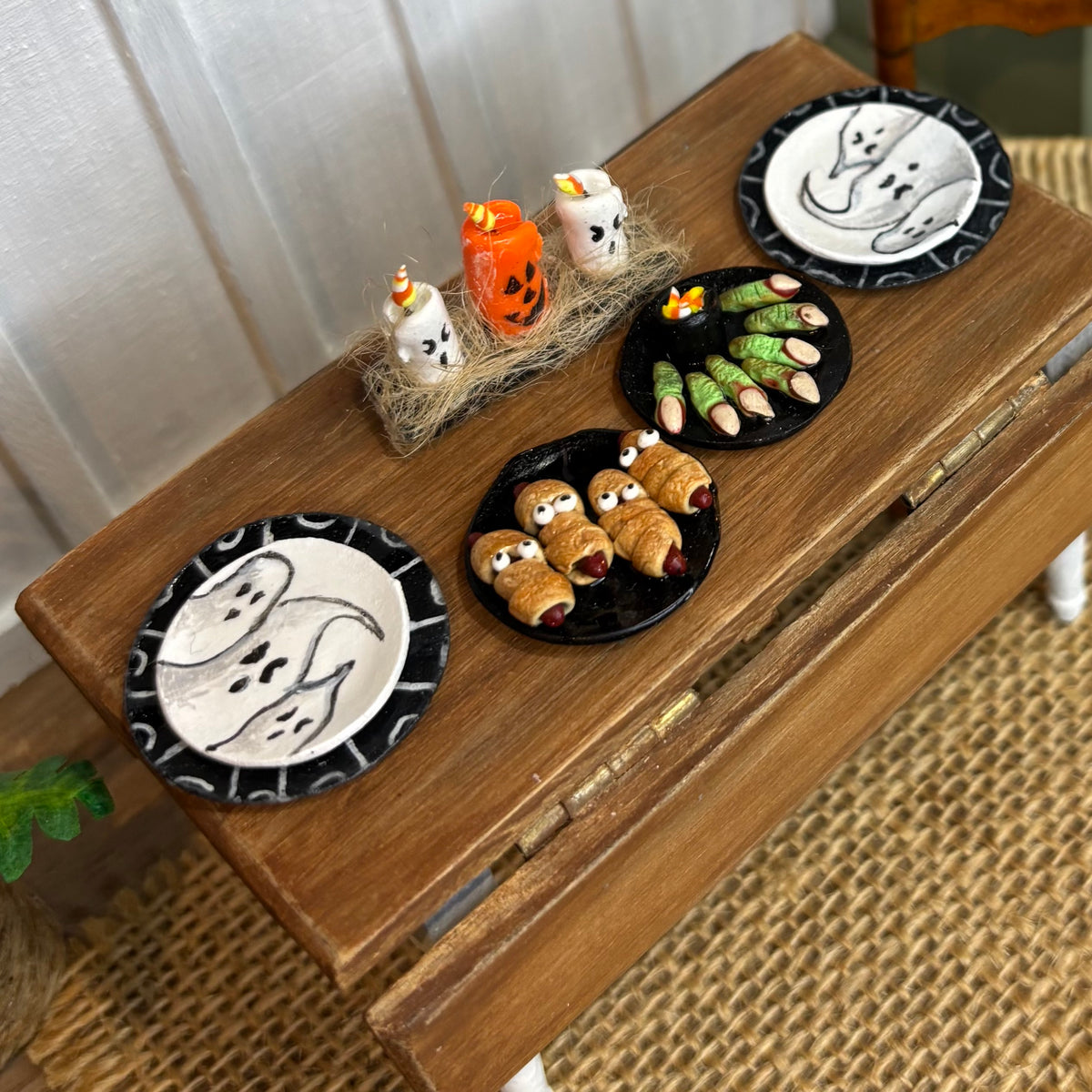 1:12 Scale Halloween Ghost Plates & Chargers – Hand Painted Miniature Dollhouse Dinnerware, Spooky Table Decor