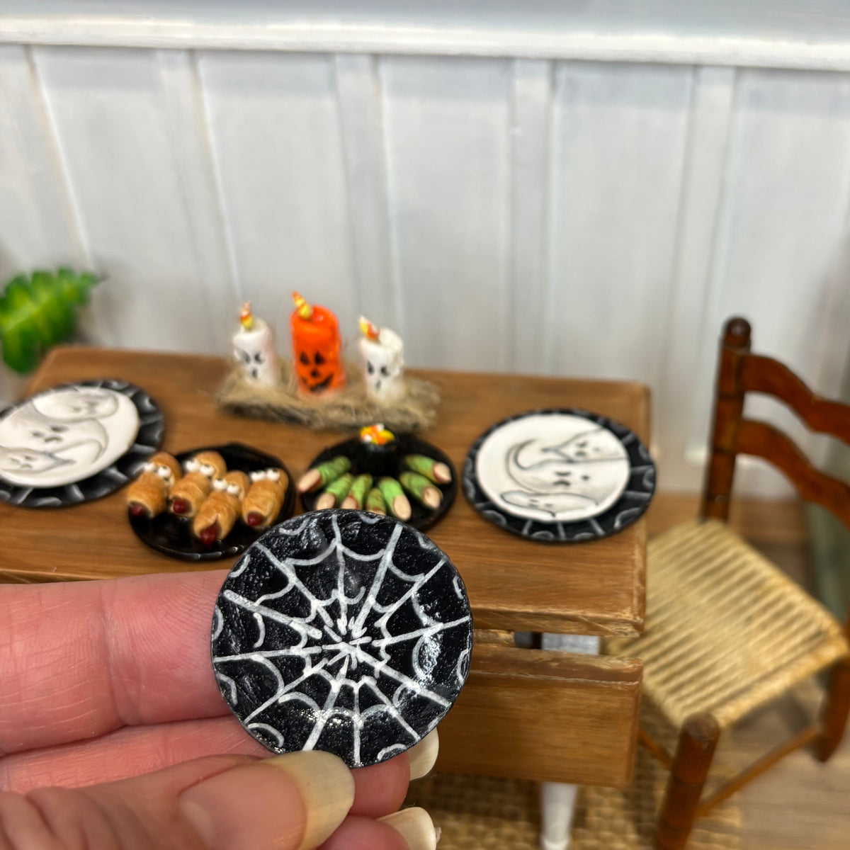 1:12 Scale Halloween Ghost Plates & Chargers – Hand Painted Miniature Dollhouse Dinnerware, Spooky Table Decor