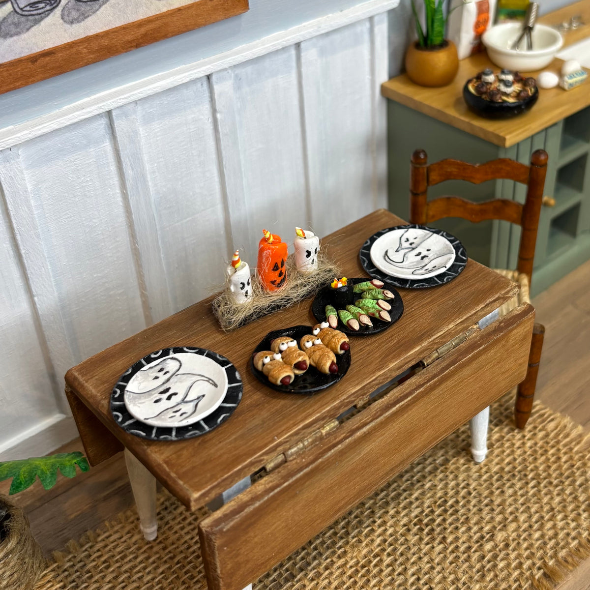 1:12 Scale Halloween Ghost Plates & Chargers – Hand Painted Miniature Dollhouse Dinnerware, Spooky Table Decor