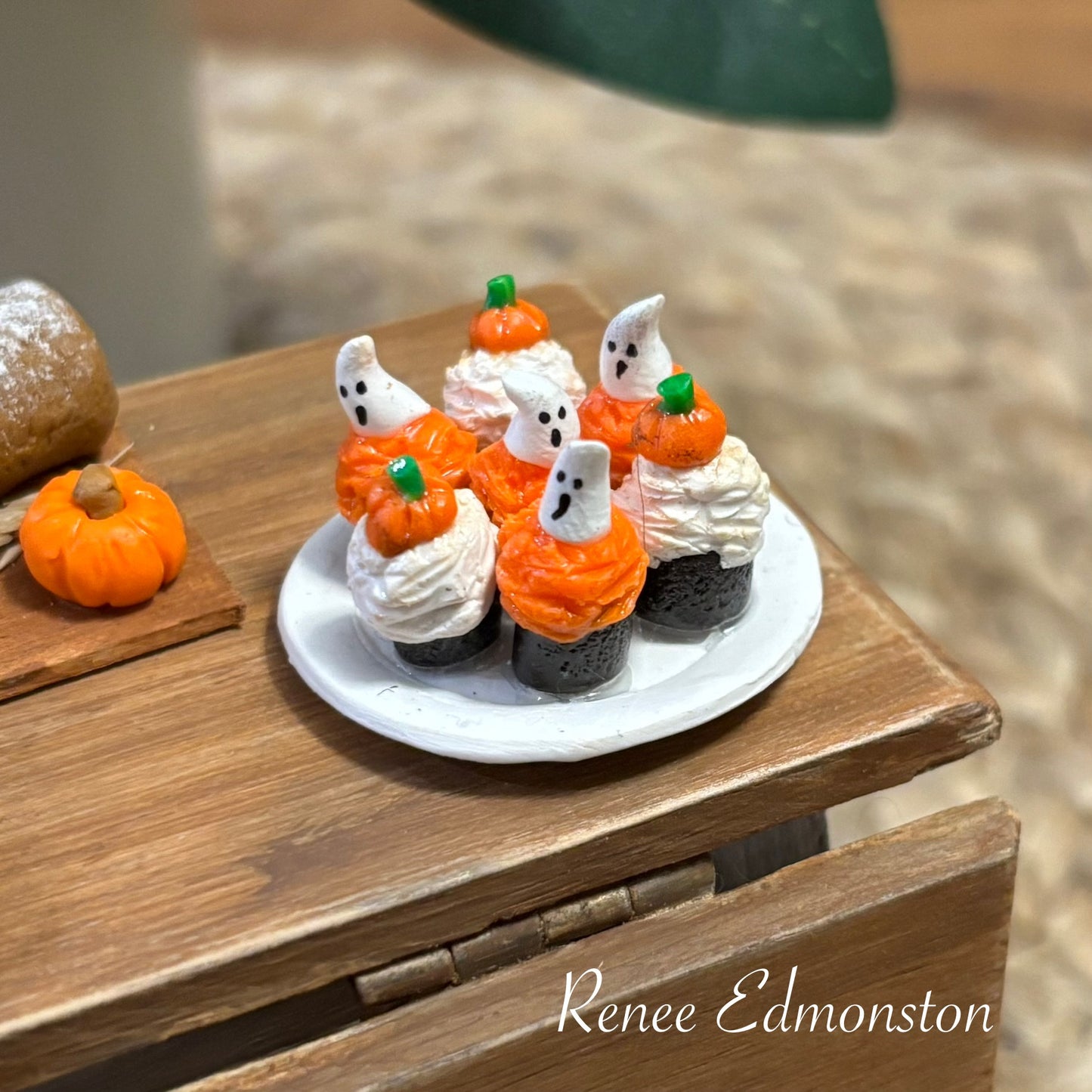 Mini Halloween Cupcake Platter 7 Ghost & Pumpkin Decorated Cupcakes 1:12 Scale