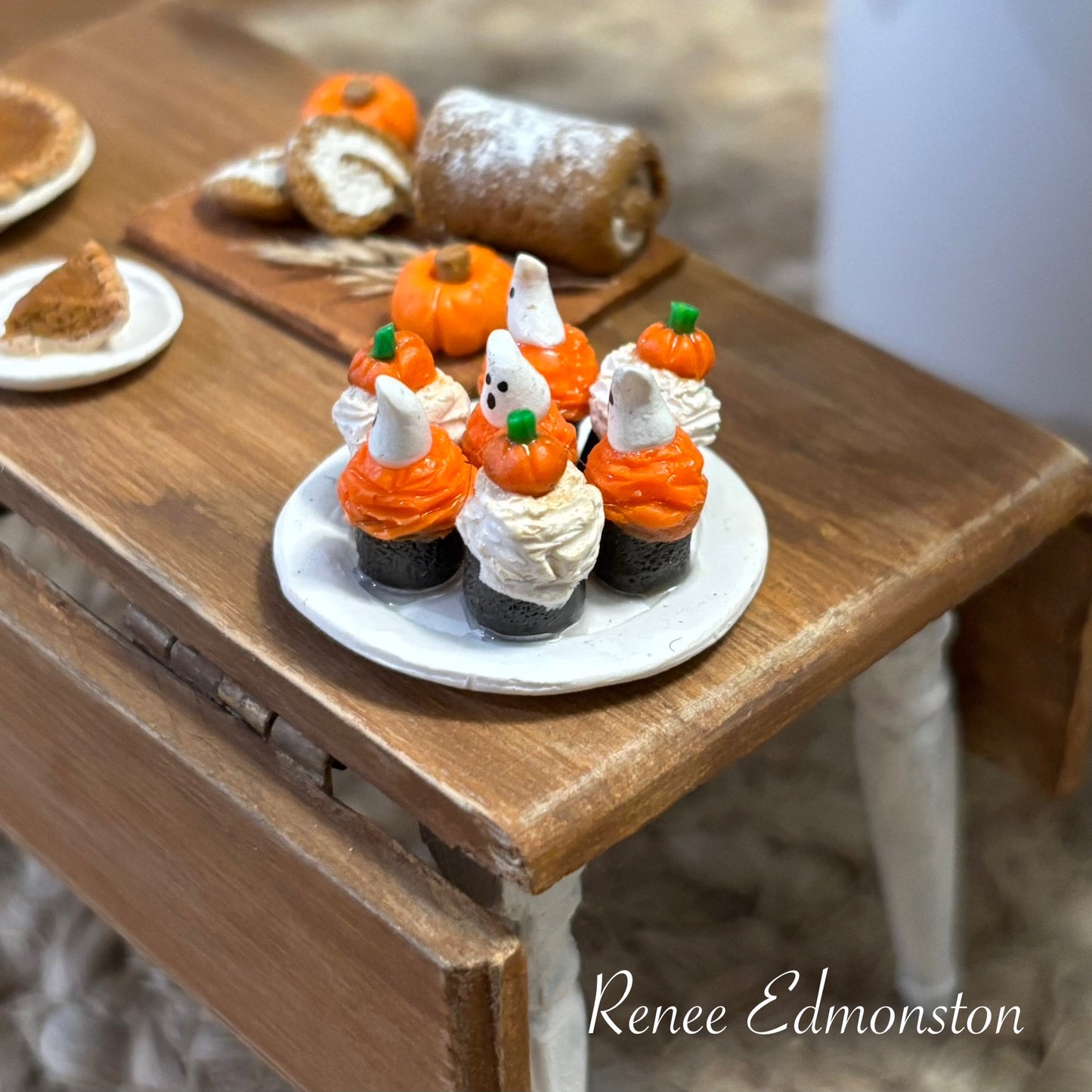 Mini Halloween Cupcake Platter 7 Ghost & Pumpkin Decorated Cupcakes 1:12 Scale