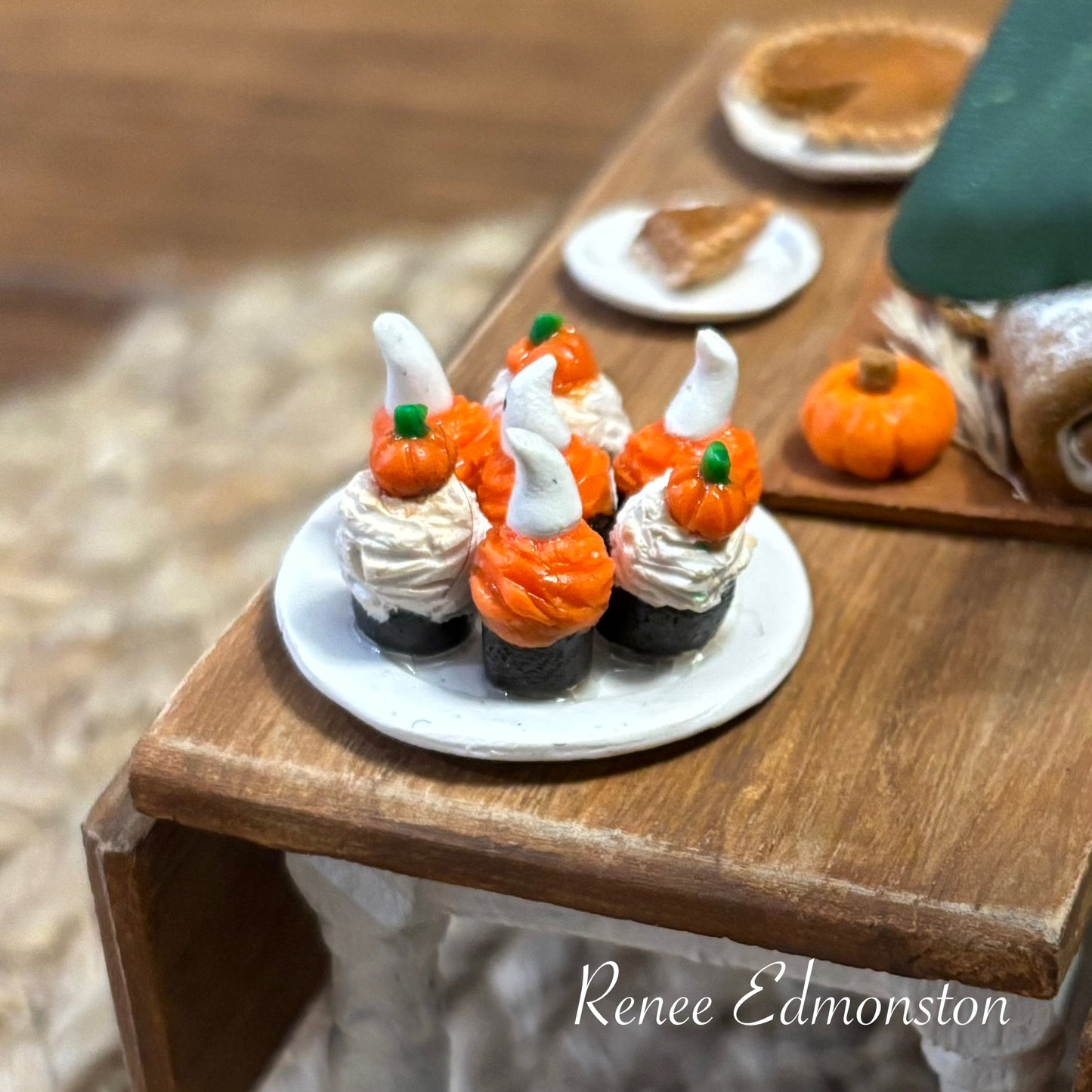 Mini Halloween Cupcake Platter 7 Ghost & Pumpkin Decorated Cupcakes 1:12 Scale