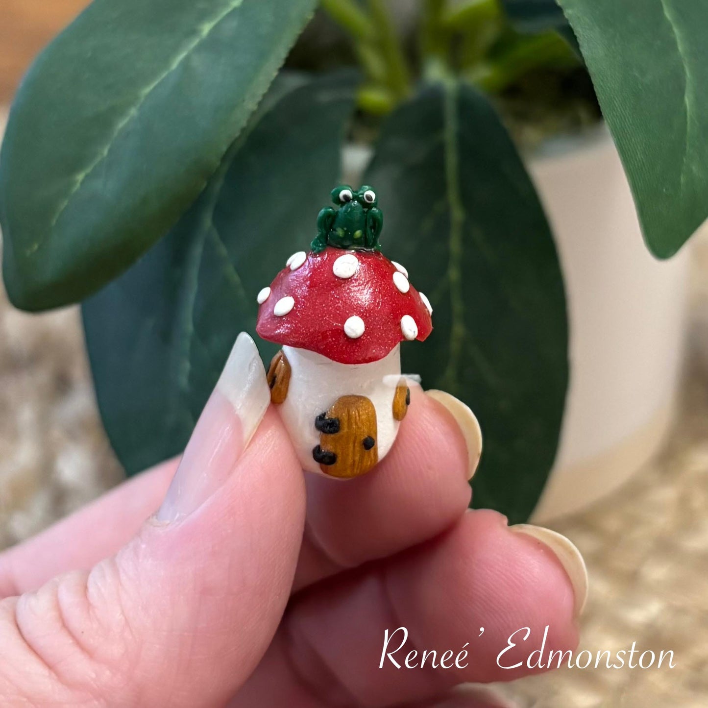 Miniature Toadstool Canister Jar with Frog 1:12 Scale Dollhouse Decor