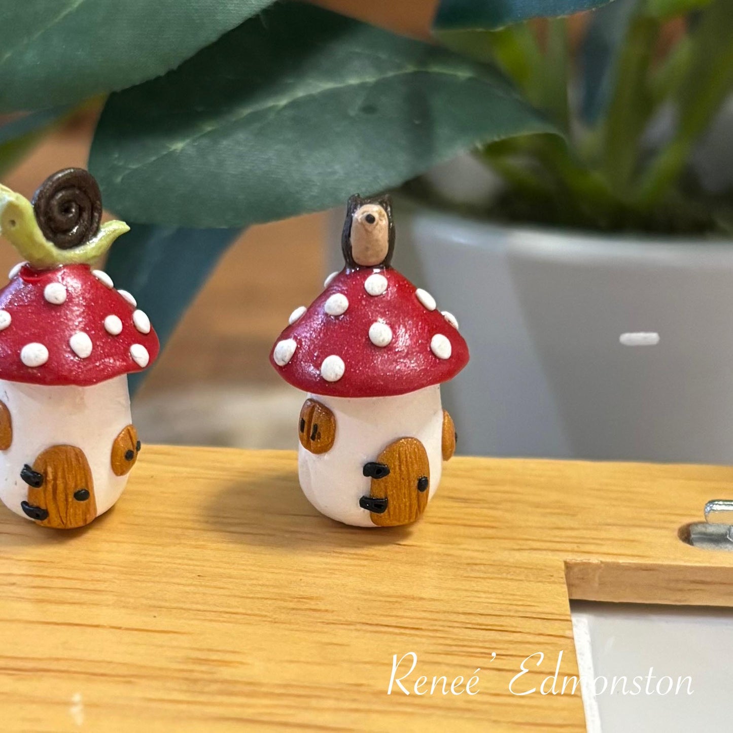 Miniature Toadstool Canister Jar with Hedgehog – 1:12 Scale Dollhouse Decor