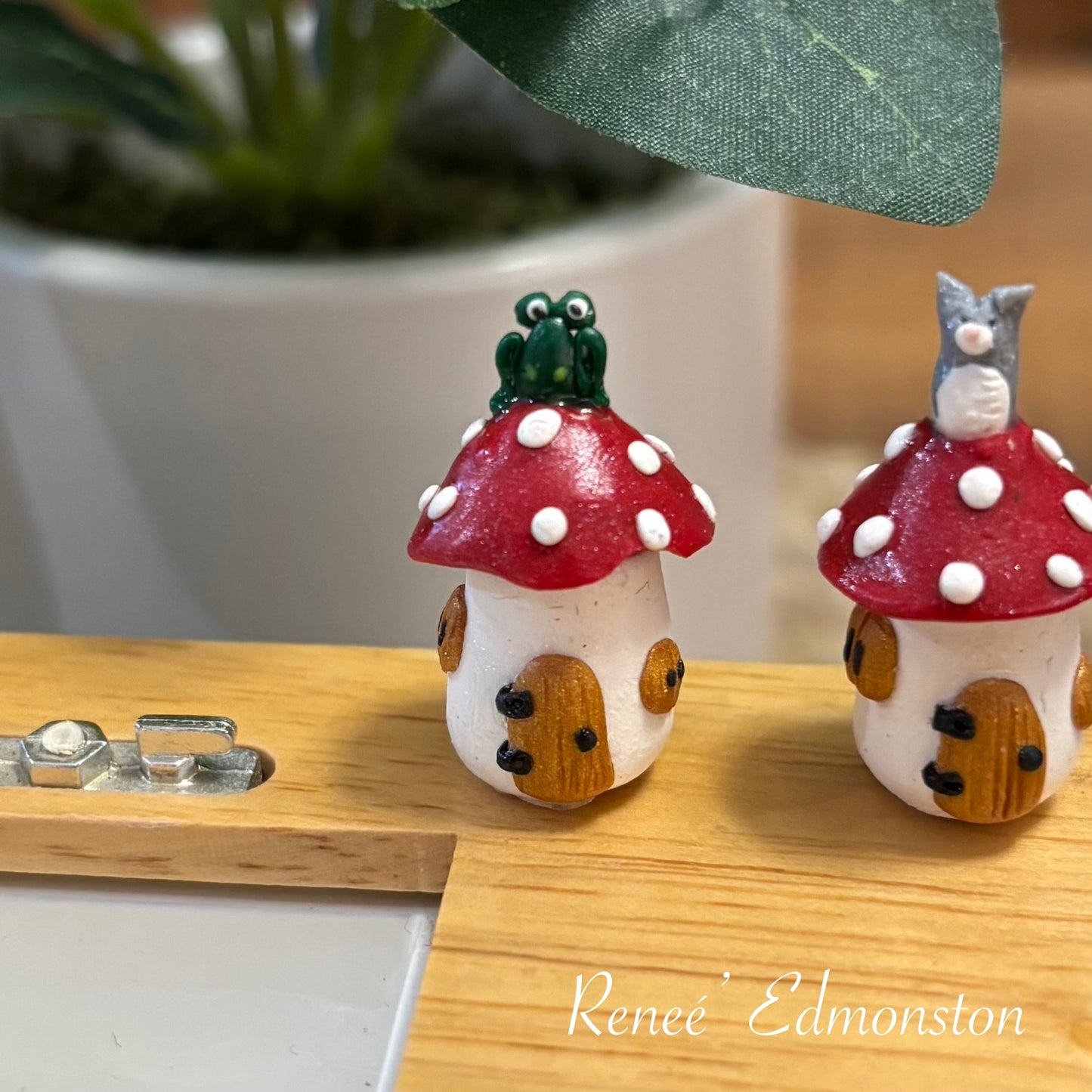 Miniature Toadstool Canister Jar with Frog 1:12 Scale Dollhouse Decor