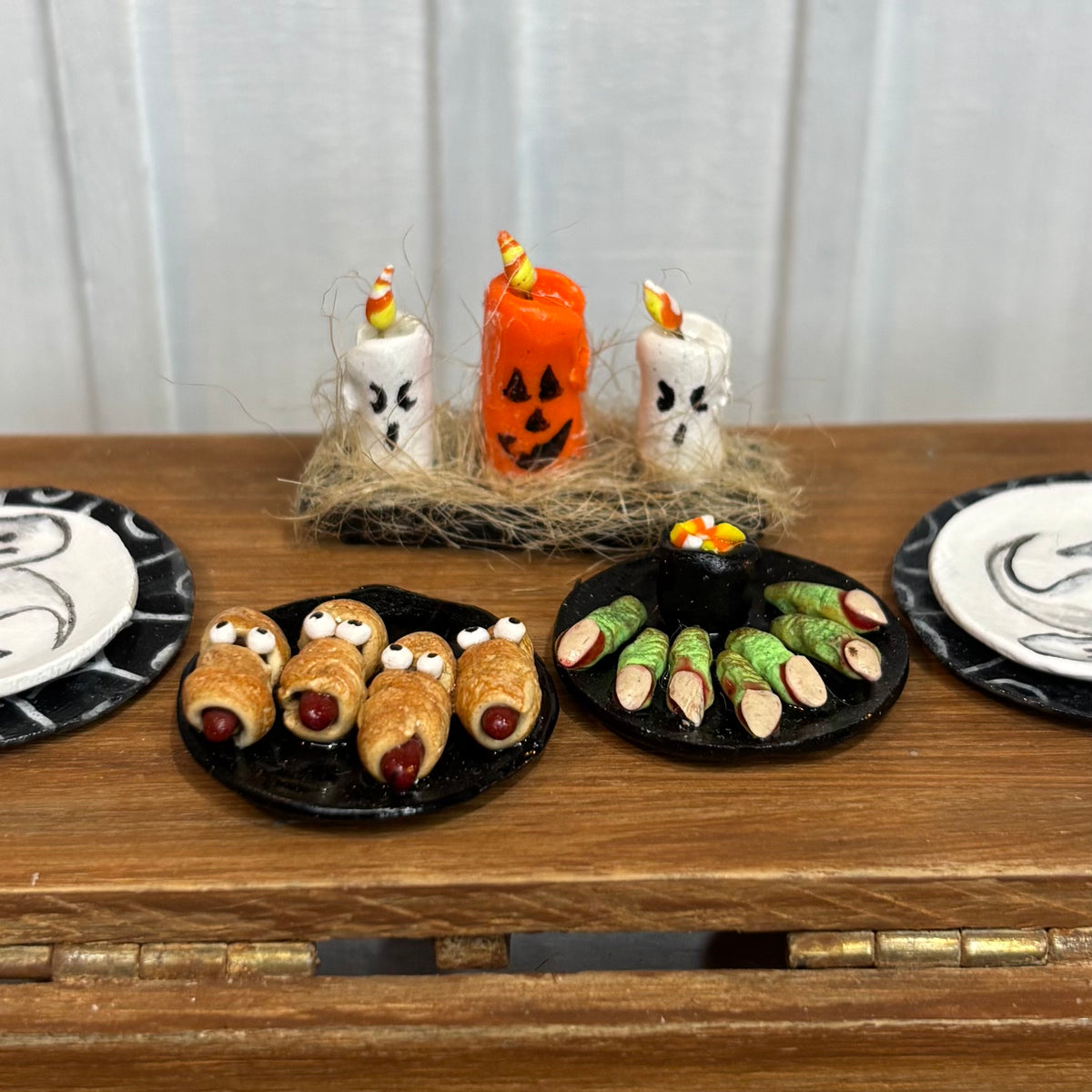 Miniature Halloween Candle Tray – 1:12 Scale Pumpkin & Ghost Candles – Dollhouse Spooky Decor – Halloween Miniature Accessories