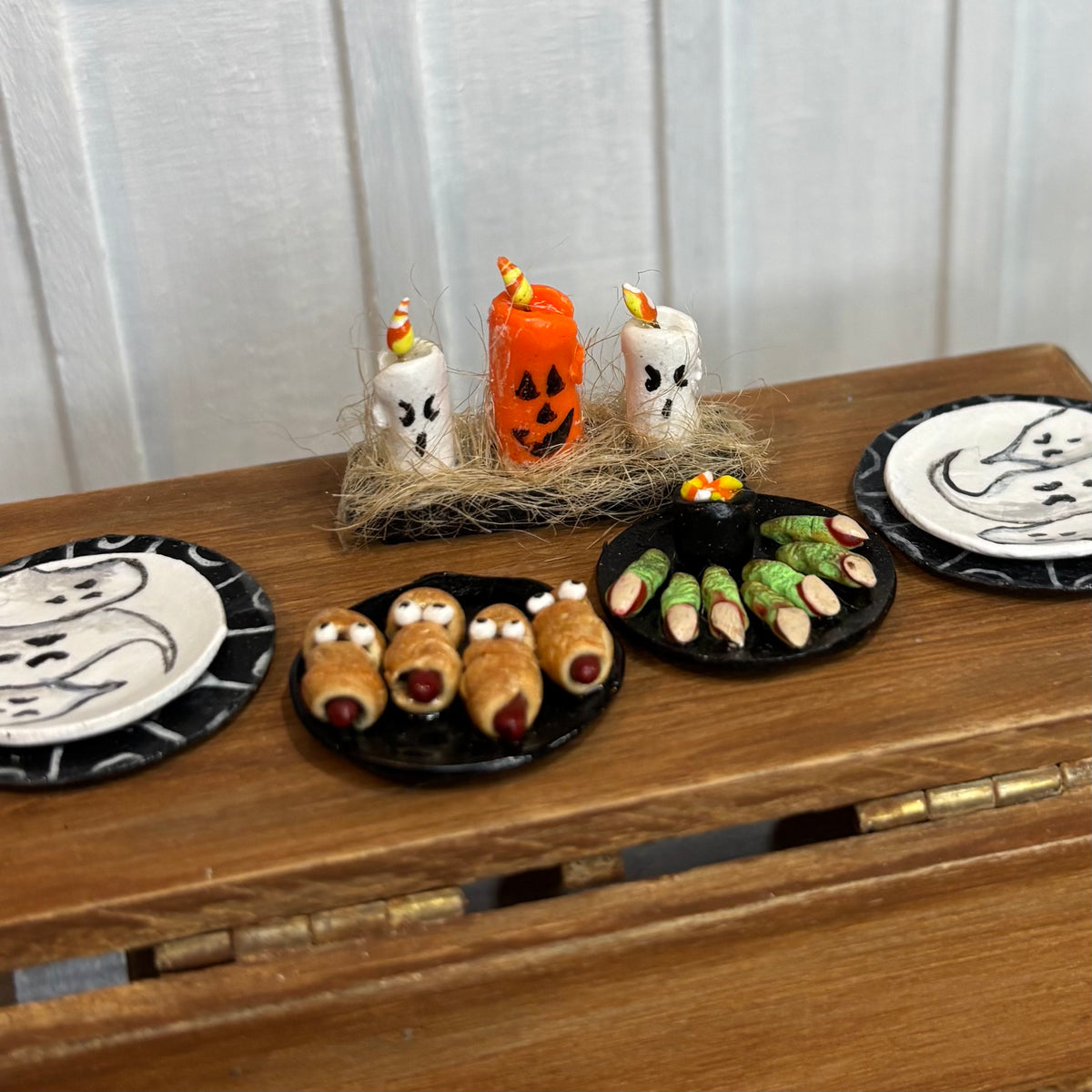 Miniature Halloween Candle Tray – 1:12 Scale Pumpkin & Ghost Candles – Dollhouse Spooky Decor – Halloween Miniature Accessories